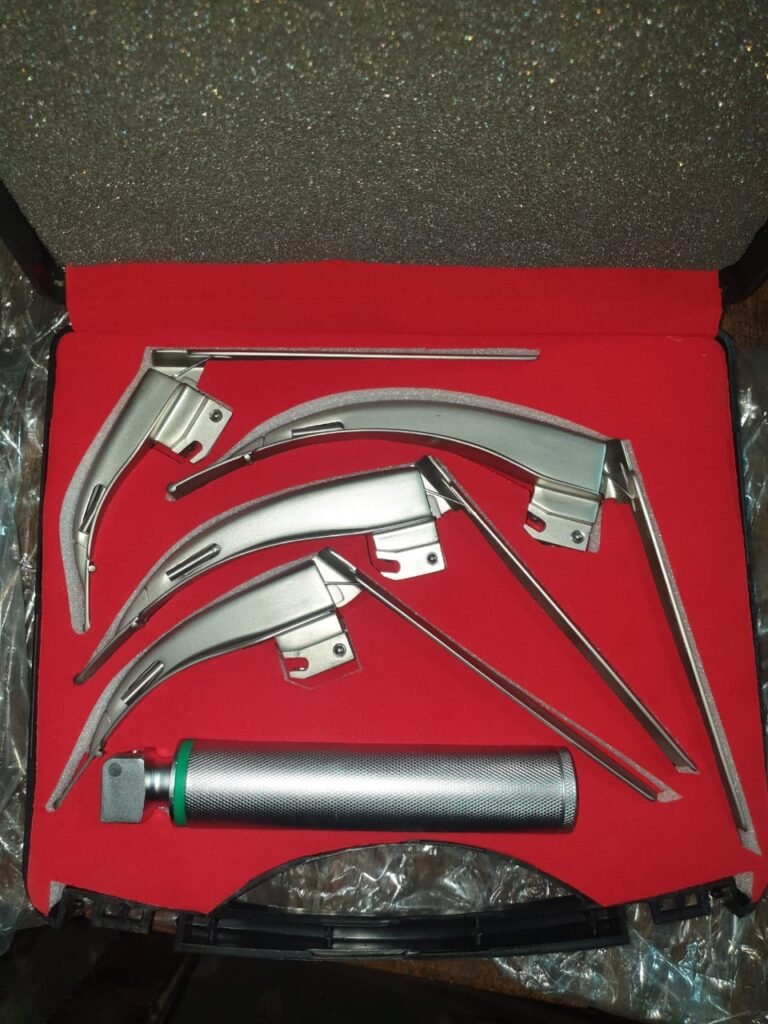 Laryjoscopo fiber optic flexible Flexible fiber optic laryngoscope for precise airway examination and intubation in medical procedures