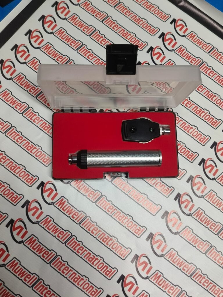 Veterinary tarmoscope for detailed examination of animal throat, oral cavity, and pharyngeal structures Tarmoscope